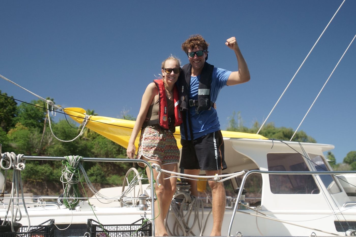 Sander en Yvette juichen aan dek na aankomst