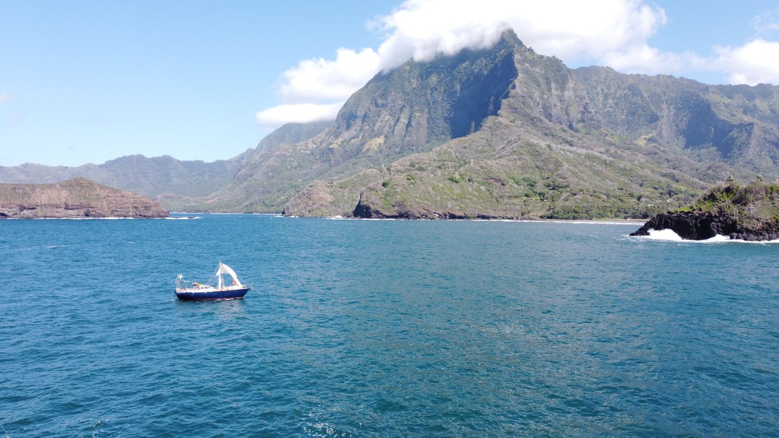 Dronefoto van de Blue Beryl bij Hiva Oa