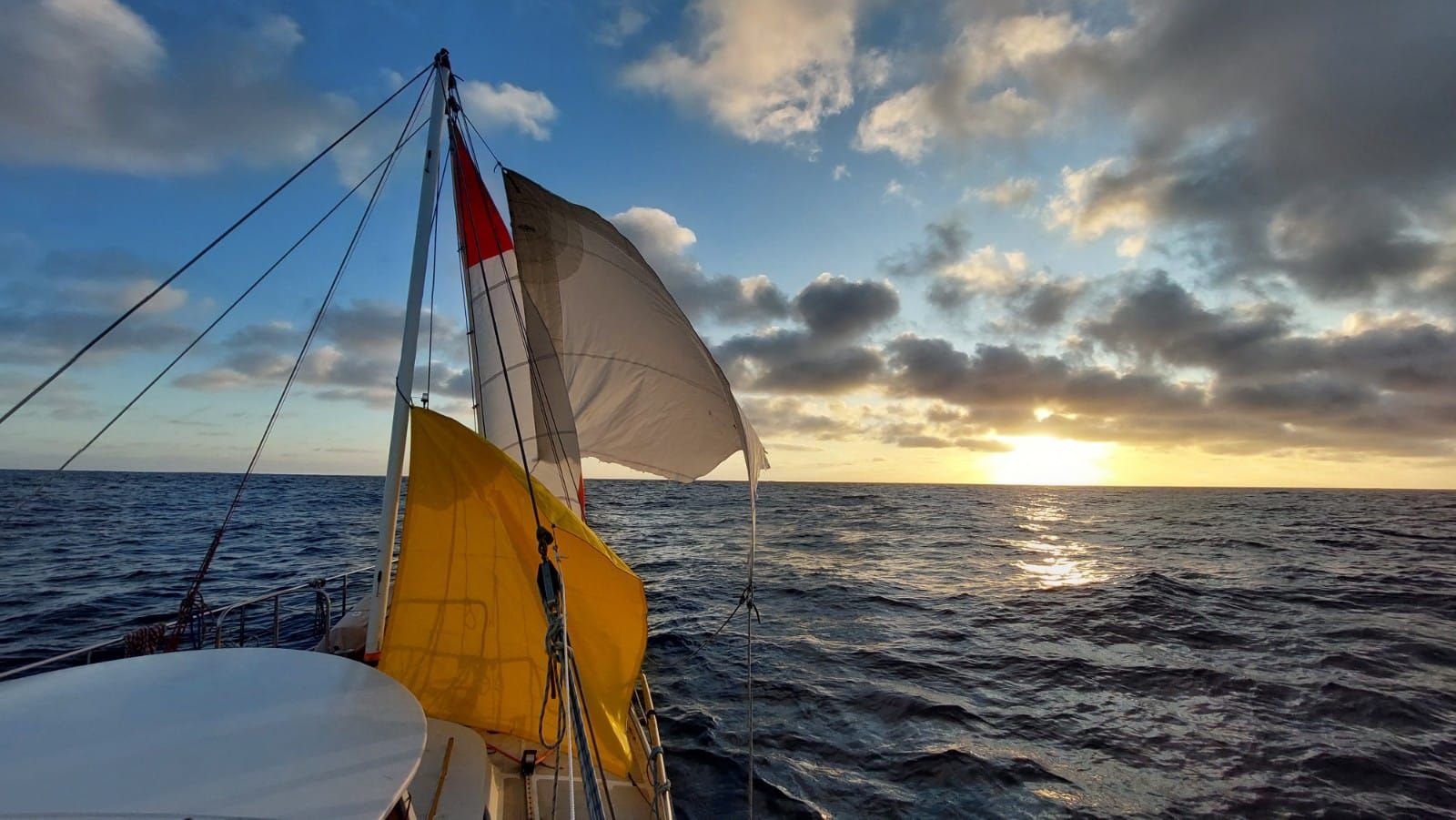Het noodtuig van de Blue Beryl bij zonsondergang op de Grote Oceaan